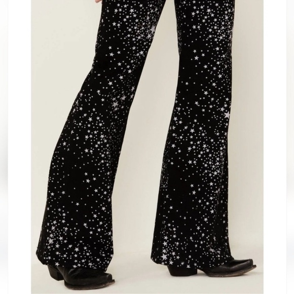 Free People x Wrangler collab - Wanderer Star Pattern Flare Jeans - Picture 2 of 8